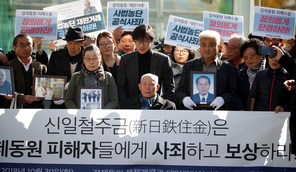 Lee Choon-shik, a victim of wartime forced labour during the Japanese colonial period, arrives with supporters. Photo: Reuters
