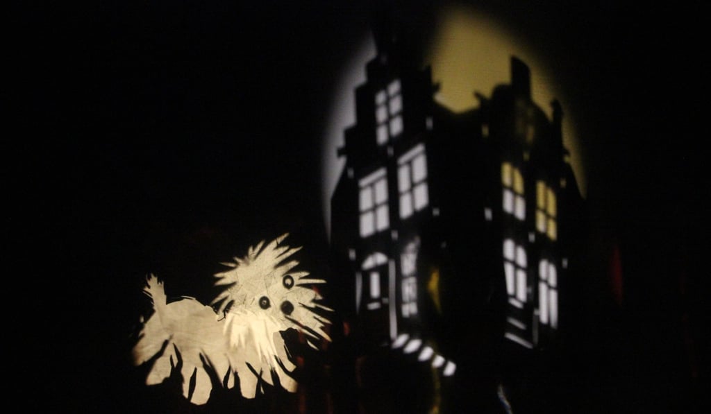 “Me and the Flea’ – a fantasy world of light and shadow performed to live music by the Dutch group Lichtbende – is part of Hong Kong’s ‘Cheers! Series of family entertainments.
