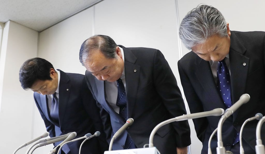 Toshinori Shin (centre), general manager of Japan Airlines’ Flight Operations Division, bows in apology at a press conference in Tokyo on November 1, 2018, after a JAL pilot was detained by British police for drinking alcohol before a flight from London to Tokyo. Photo: Kyodo