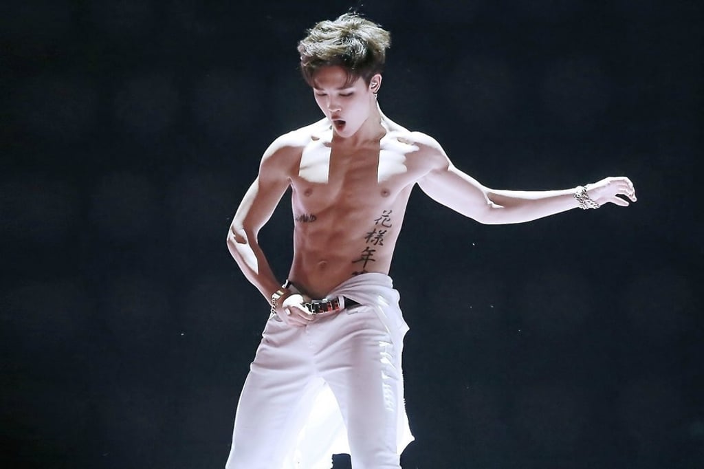 Jimin of BTS is always popular. One of the reasons? He’s never shy about showing off his six-pack. Photo: jamjam.kr