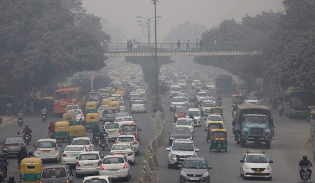 Vehicles drive through smog in New Delhi, India. Photo: Reuters