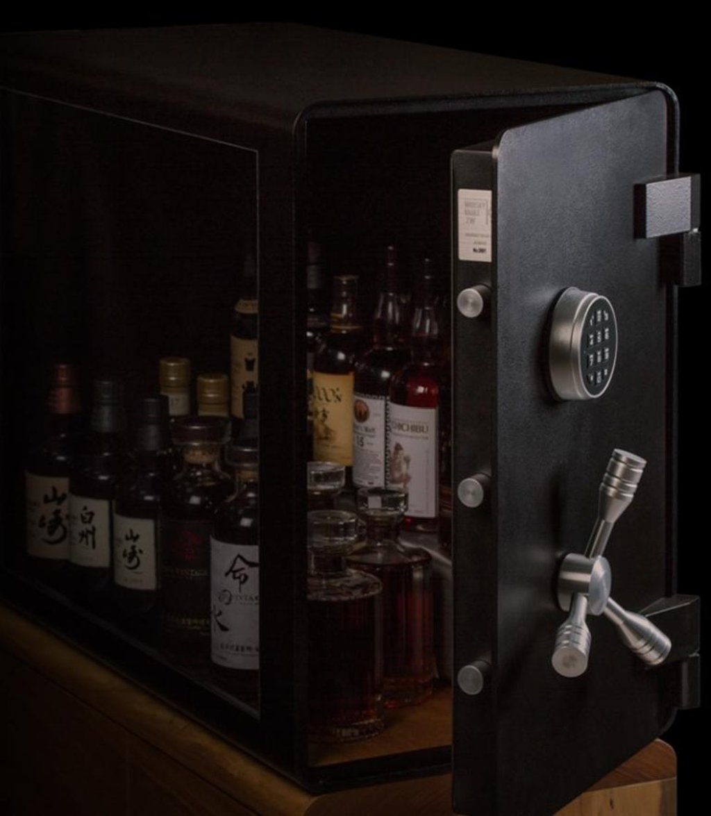 The whisky vault is equipped with a UL-certified LA GARD electronic locking system.