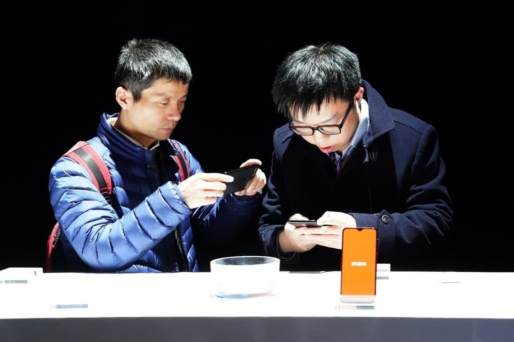 People check out the OnePlus 6T smartphone during the launch of the flagship device from Shenzhen-based OnePlus in New York on October 29, 2018. Photo: Reuters