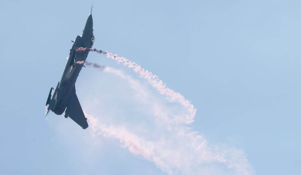 Chinese J-10B jet fighter goes through a manoeuvre at the Zhuhai air show on Tuesday. Photo: Dickson Lee