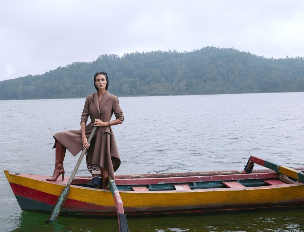 ROBERTO CAVALLI Coat, HK$26,700 Boots, HK$10,500 LOUIS VUITTON Bracelet, HK$4,600TOHUM @NET-A-PORTER Ring, HK$3,020