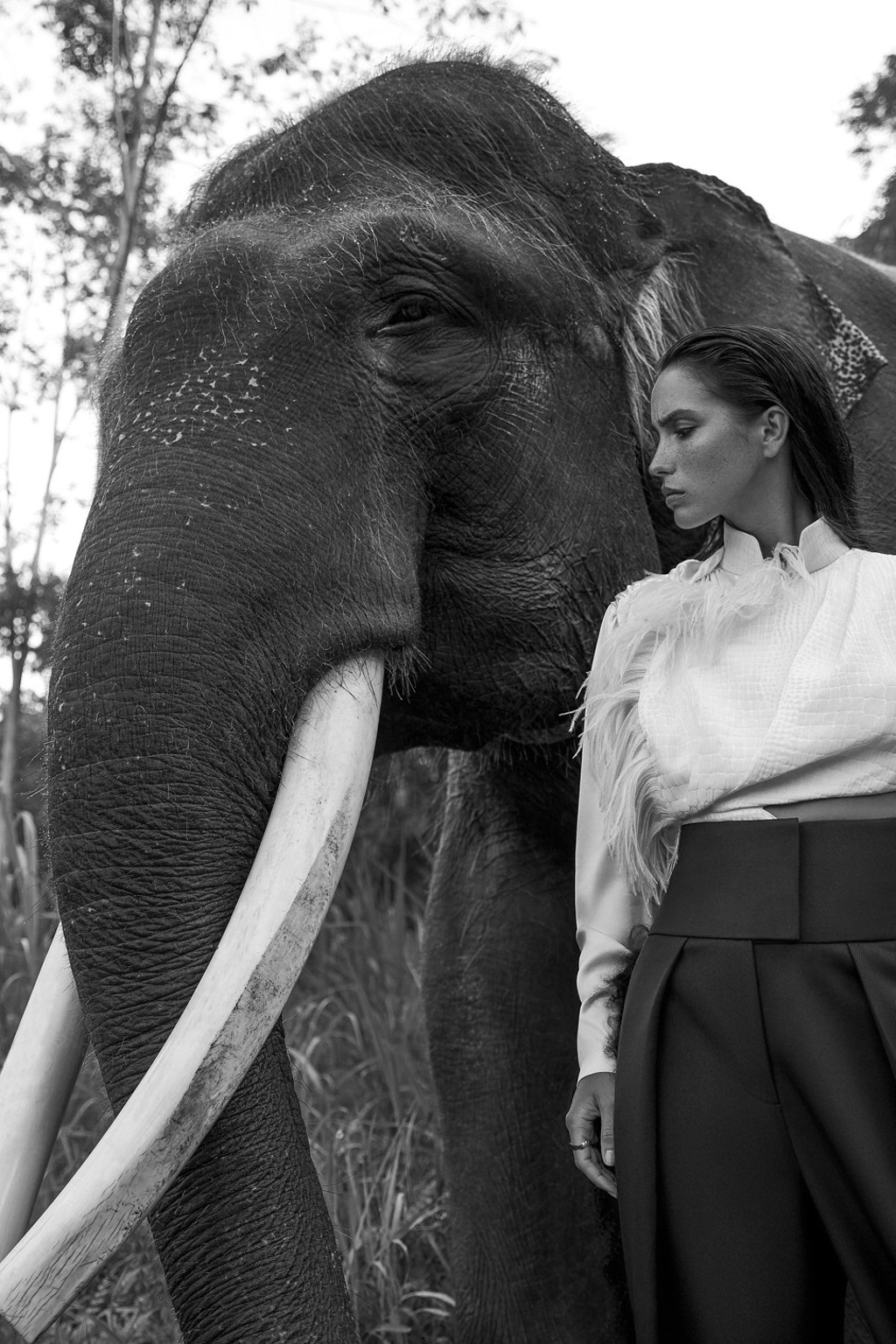 PREEN BY THORNTON BREGAZZI Blouse, HK$9,120 Trousers, HK$8,270 OLIVIA CREBER Ring, HK$6,660