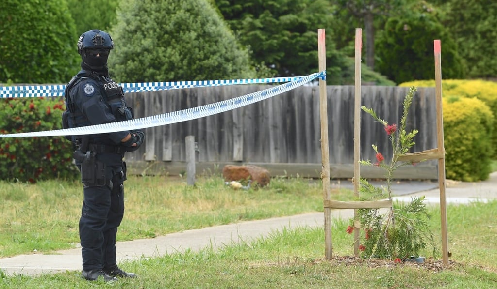 An Australian police officer stands outside a property that was searched by Australian counterterrorism investigators in the Melbourne suburb of Werribee, Australia on November 10, 2018. Photo: Reuters