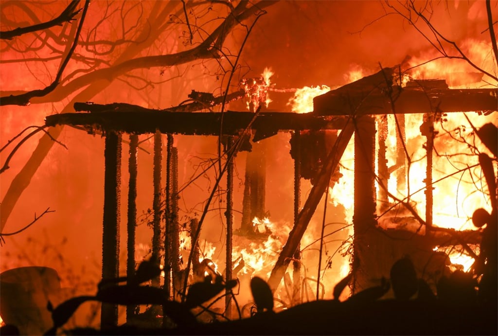 Wildfire burns a house in Malibu, California. Photo: Xinhua Wildfire burns a house in Malibu, California. Photo: Xinhua
