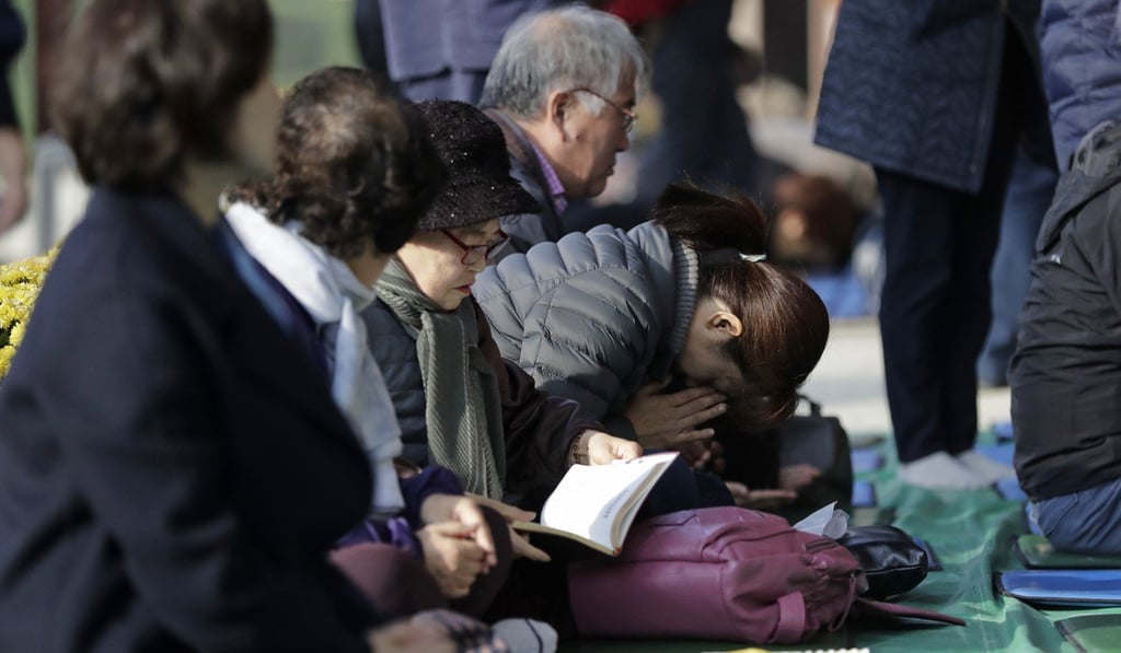 Parents pray for their children’s success in the Suneung exams at Jogye Temple in Seoul, South Korea. Photo: AP Photo Parents pray for their children’s success in the Suneung exams at Jogye Temple in Seoul, South Korea. Photo: AP Photo