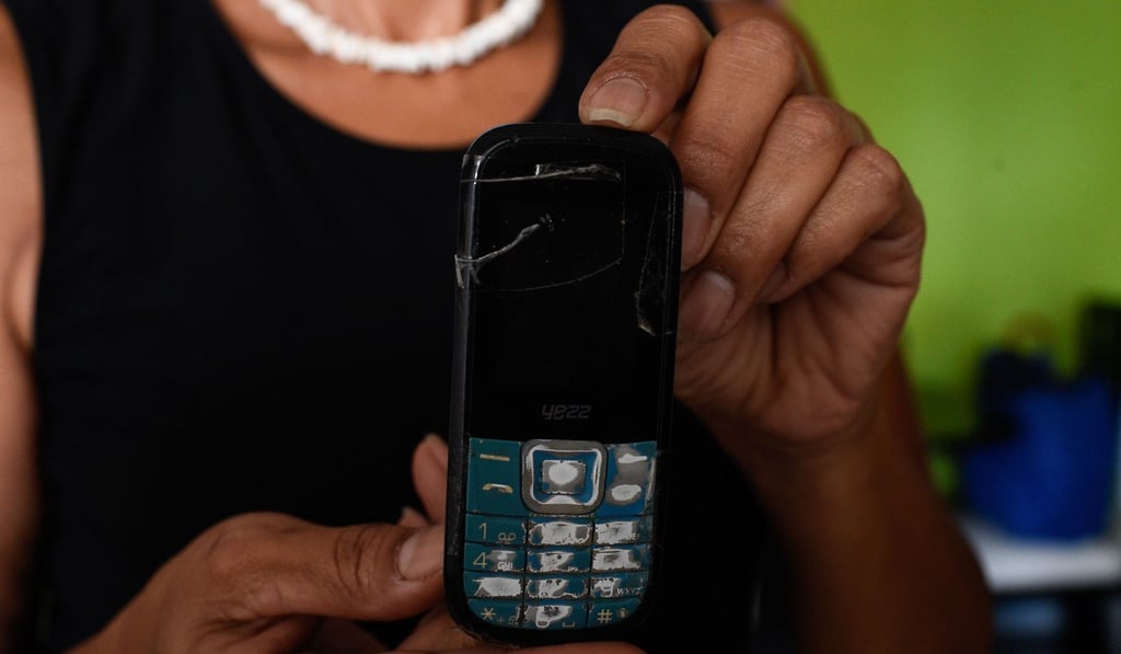 Almost everyone in Venezuela uses an older phone in public. Photo: AFP Almost everyone in Venezuela uses an older phone in public. Photo: AFP