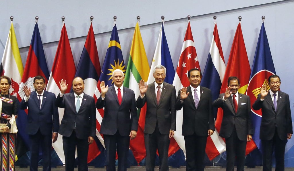 Asean leaders, including Cambodian PM Hun Sen (far right) and US Vice President Mike Pence (fourth from left) poses for a group photo. Photo: AP
