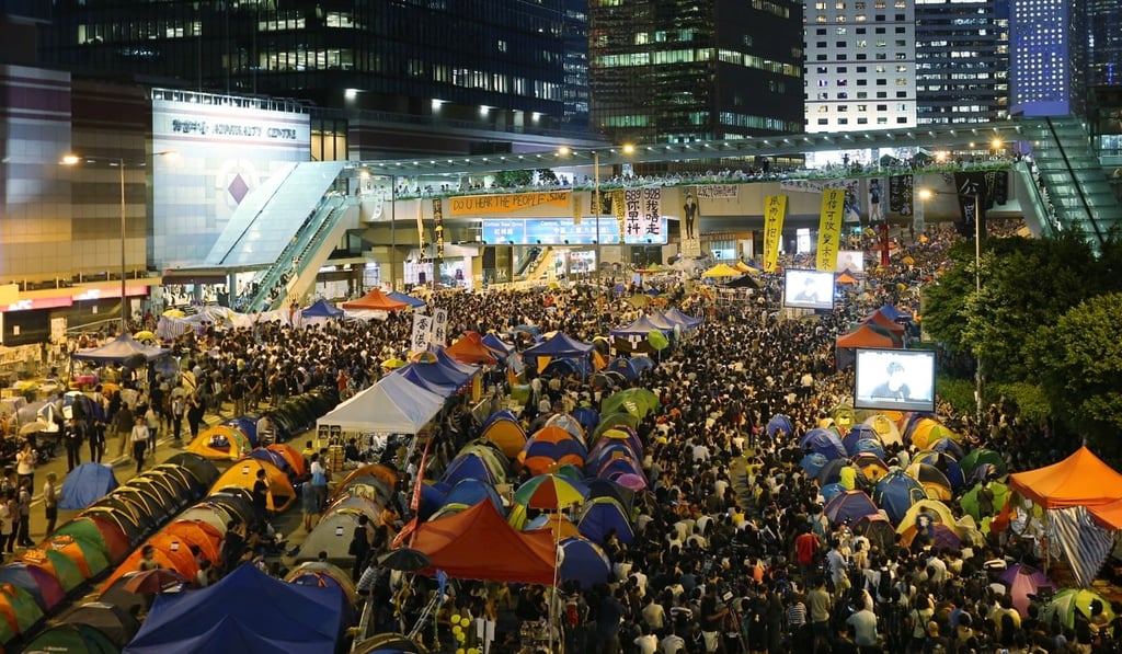Protesters watch a live feed of a meeting between the government and students during the Occupy movement in 2014. Photo: K.Y. Cheng