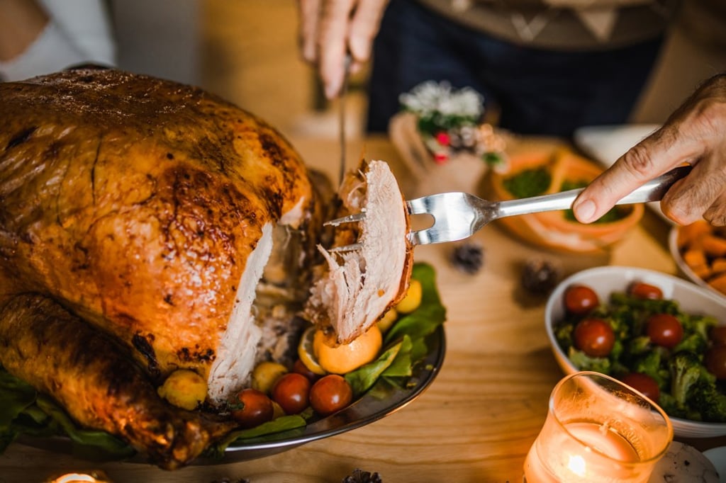 A 75-gram portion of turkey breast with the skin has 122 calories and 3 grams of fat A 75-gram portion of turkey breast with the skin has 122 calories and 3 grams of fat