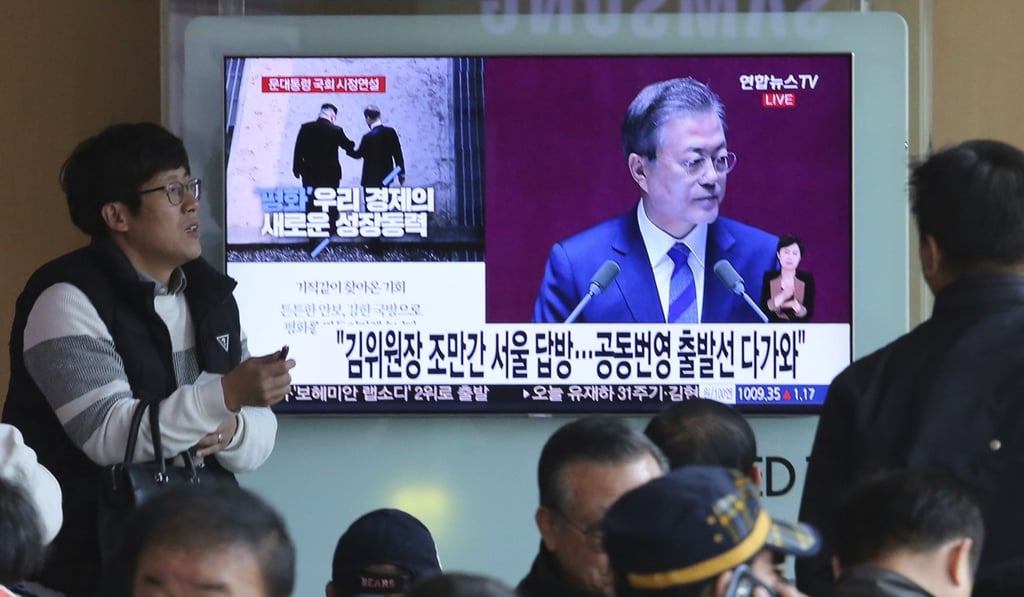 People watch a TV screen showing a live broadcast of South Korean President Moon Jae-in’s speech on the economy to parliament on November 1, 2018. Photo: AP