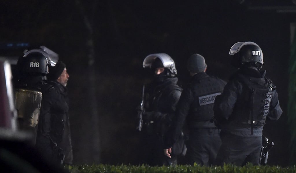 Police unit detain the man (second from left) after he surrendered in Angers, France, on November 23, 2018. Photo: AFP Police unit detain the man (second from left) after he surrendered in Angers, France, on November 23, 2018. Photo: AFP