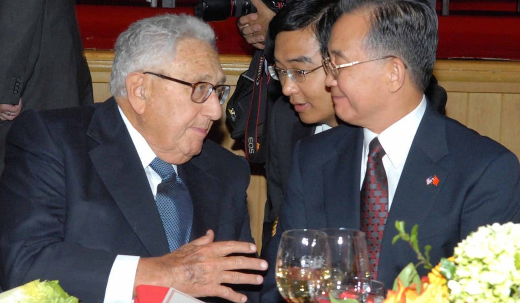 Former US Secretary of State Henry Kissinger (left), shown with China’s former premier Wen Jiabao, is a past Blue Cloud honoree. Photo: China Institute