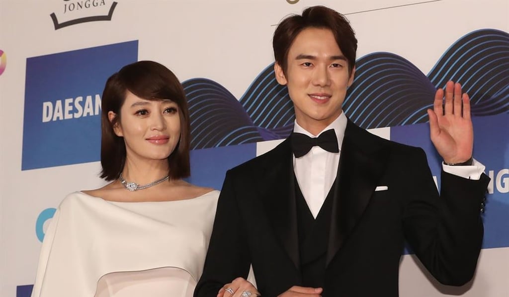 Hosts Kim Hye-soo (left) and Yoo Yeon-seok at the 39th Blue Dragon Awards. Photo: Yonhap