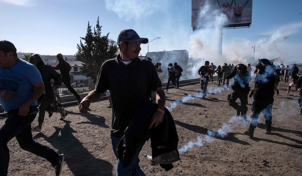 Central American migrants run away from tear gas fired from the US side of the border with Mexico on November 25, 2018. Photo: AFP Central American migrants run away from tear gas fired from the US side of the border with Mexico on November 25, 2018. Photo: AFP