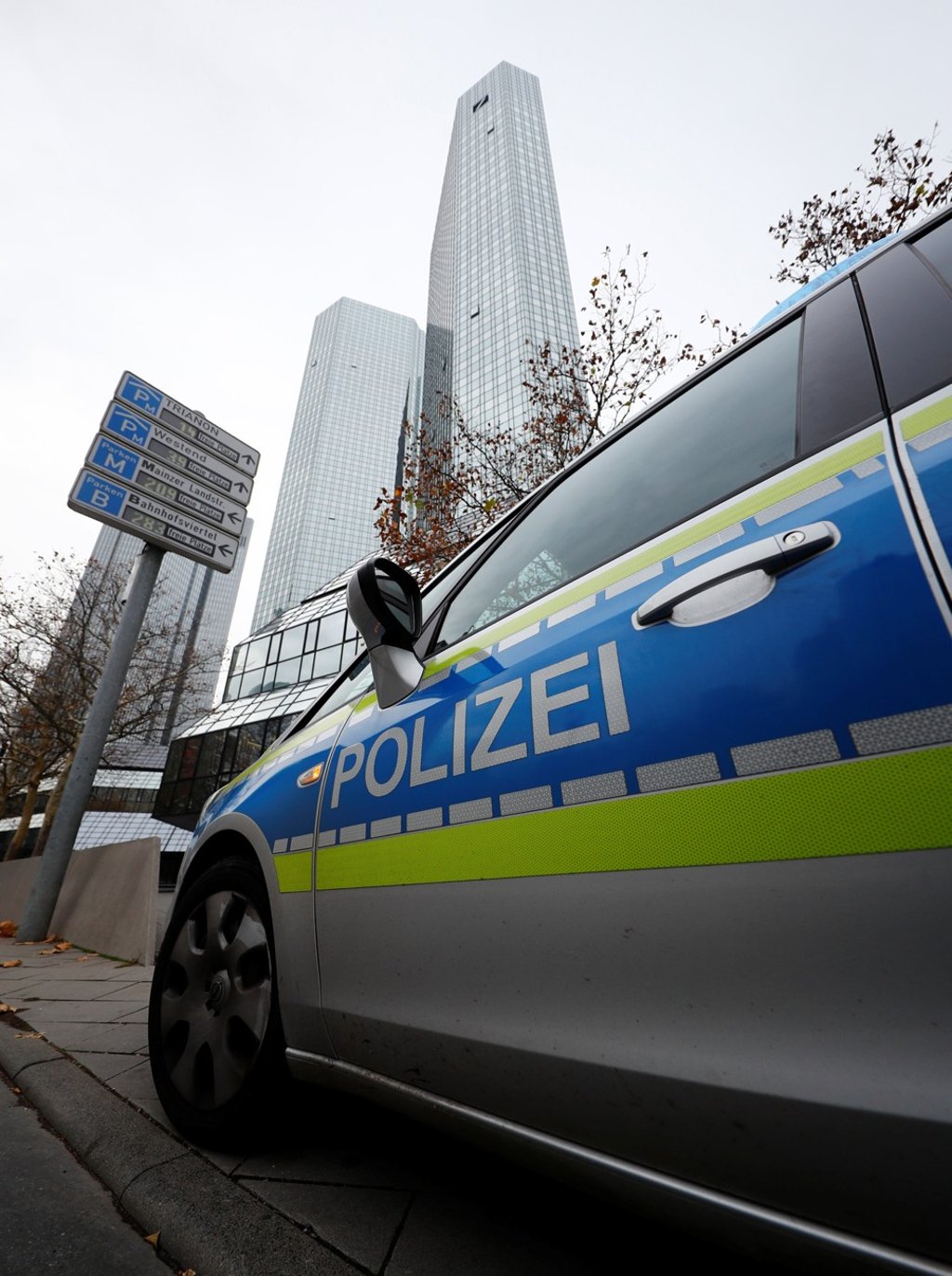 Police vehicles are parked in front of Deutsche Bank headquarters as roughly 170 criminal police officers, prosecutors and tax inspectors searched Deutsche Bank offices in and around Frankfurt. Photo: Reuters