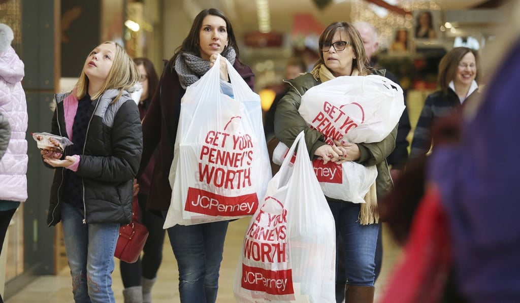 Shoppers make their way through a mall in Scranton, Pennsylvania, on November 23. For the first time since the financial crisis, the yield on 3-month US Treasury bills has risen above most of the main gauges of inflation. Photo: AP
