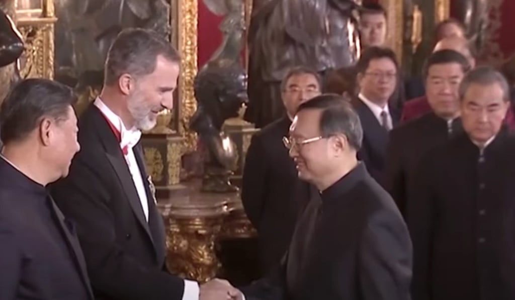 State Councillor Yang Jiechi (right) shakes hands with King Felipe, watched on by Xi Jinping (far left) and Foreign Minister Wang Yi (far right). All of the Chinese officials were in Mao suits. Photo: YouTube