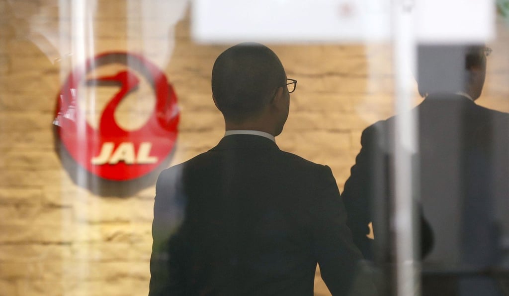 Transport ministry officials enter a Japan Airlines office at Tokyo's Haneda airport for an on-site inspection. Photo: Kyodo