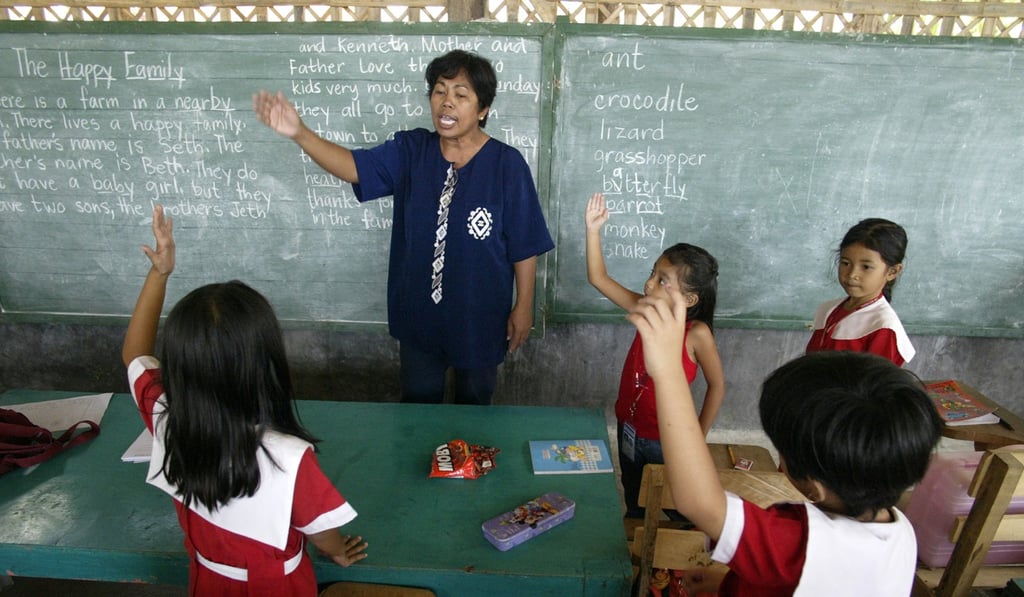 Children learn English at a Montessori school in Mansalay in the province of Oriental Mindoro. Thousands of schools in the Philippines still have no electricity. Photo: Alamy