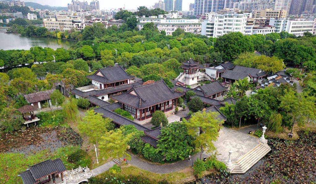 Huizhou West Lake’s historic buildings, footpaths, bridges, and pavilions. Photo: Martin Williams