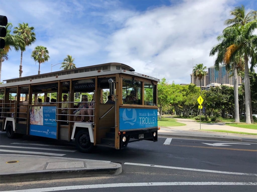 The hotel is located on the Saratoga Road, just a two-minute walk to Waikiki Beach.