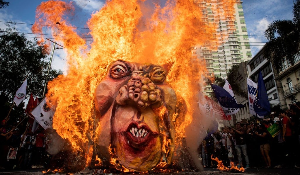 Activists burn an effigy of Philippine President Rodrigo Duterte near the US Embassy in Manila. Photo: AFP Activists burn an effigy of Philippine President Rodrigo Duterte near the US Embassy in Manila. Photo: AFP