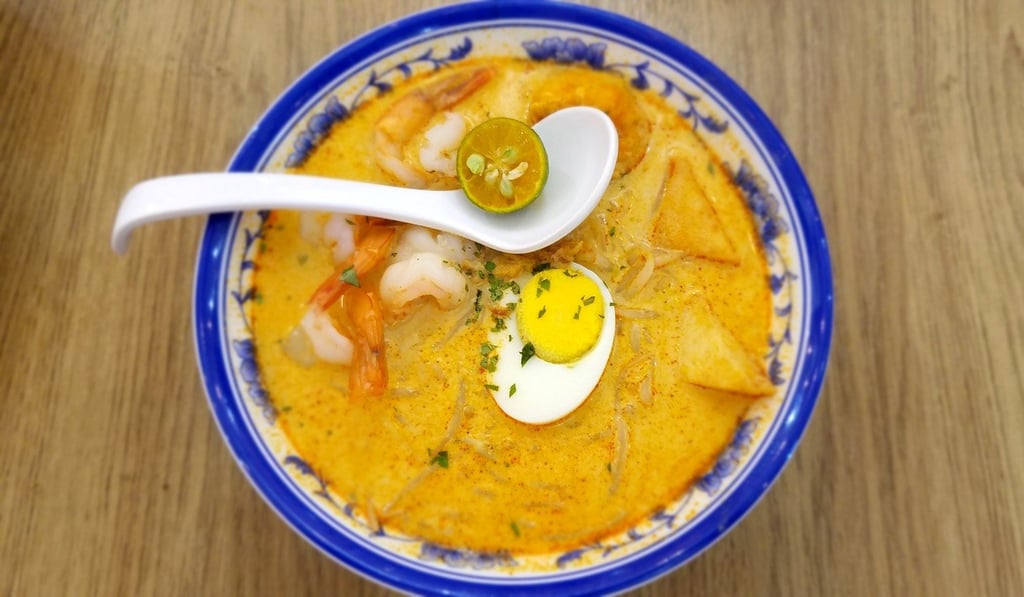 Shrimp laksa with oil noodles and vermicelli. Photo: Martin Choi
