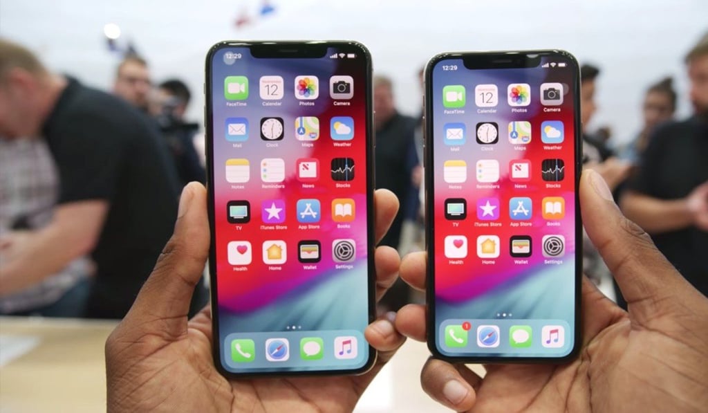 The iPhone XS Max (left) and iPhone XS, both use the same Apple A12 Bionic chip. Photo: YouTube/MKBHD The iPhone XS Max (left) and iPhone XS, both use the same Apple A12 Bionic chip. Photo: YouTube/MKBHD