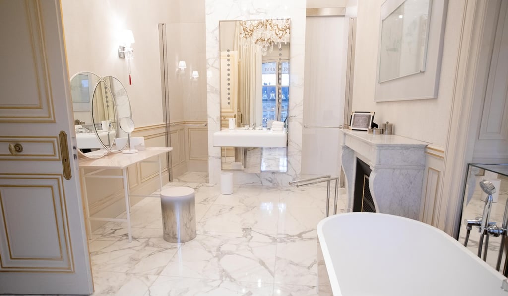 A bathtub a VIP guest suite inside the Boucheron store in Place Vendôme. Photo: Christophe Morin/Bloomberg