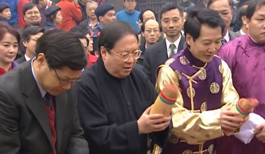 Patrick Ho (centre) picks a fortune stick for Hong Kong during the annual Lunar New Year ritual at Che Kung temple in Sha Tin in 2003 Photo: Cable News Patrick Ho (centre) picks a fortune stick for Hong Kong during the annual Lunar New Year ritual at Che Kung temple in Sha Tin in 2003 Photo: Cable News