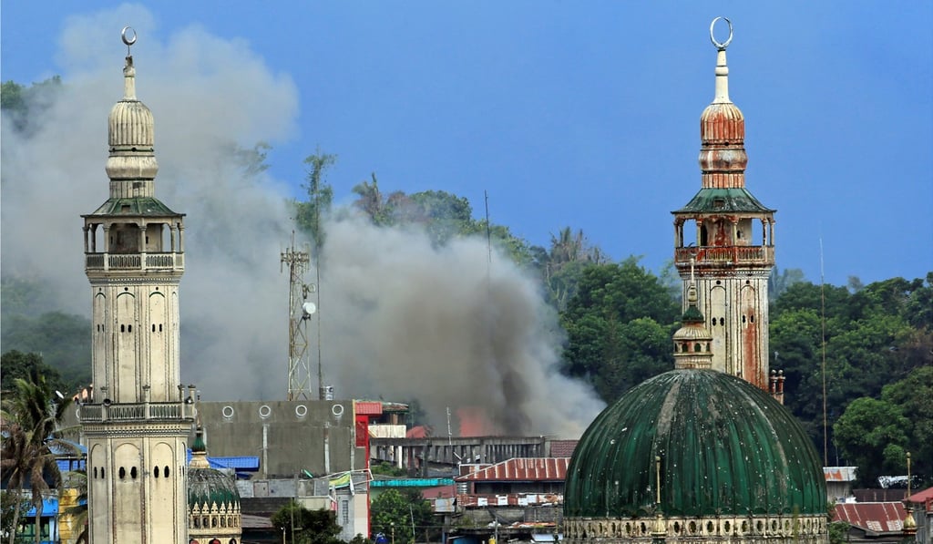 Smoke billows are seen as government troops continue their assault against insurgents from the Maute group, who have taken over parts of Marawi city, Philippines June 22, 2017. REUTERS/Romeo Ranoco TPX IMAGES OF THE DAY