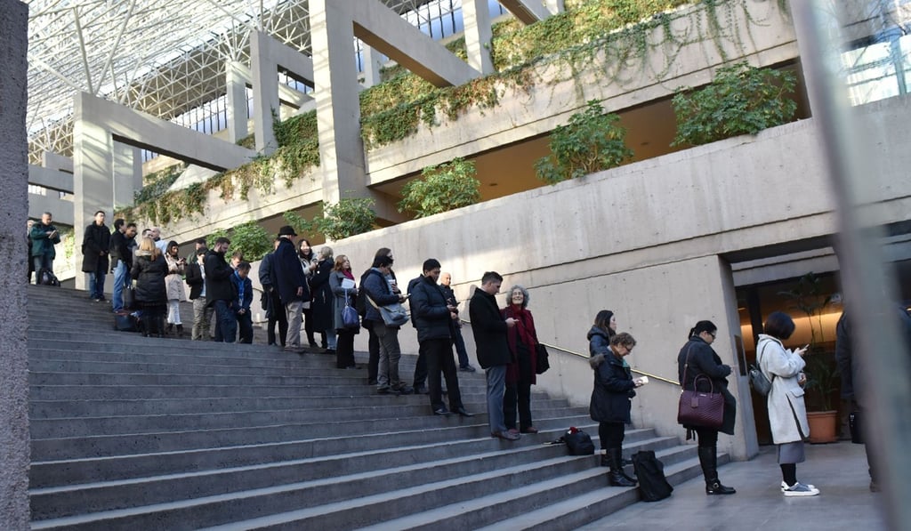 Media and members of the public line up outside the British Columbia Supreme Court to attend Meng’s bail hearing in Vancouver on December 7, 2018. Photo: AFP Media and members of the public line up outside the British Columbia Supreme Court to attend Meng’s bail hearing in Vancouver on December 7, 2018. Photo: AFP