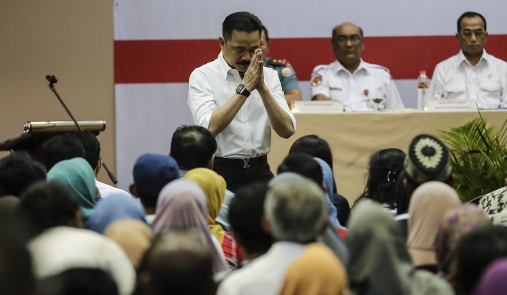 Rusdi Kirana, Lion Air founder and owner, salutes the relatives of passangers of Lion Air flight JT-610. Photo: EPA