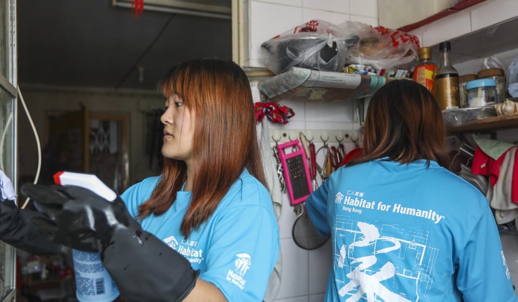 Education University student volunteers cleaning Ng’s home. Photo: Xiaomei Chen
