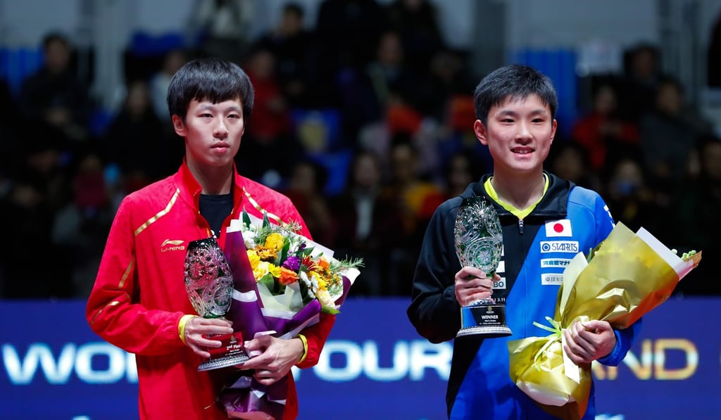 Tomokazu Harimoto and Gaoyuan Lin with their medals. 遠，奪得冠軍。 新華社記者王婧嬙攝
