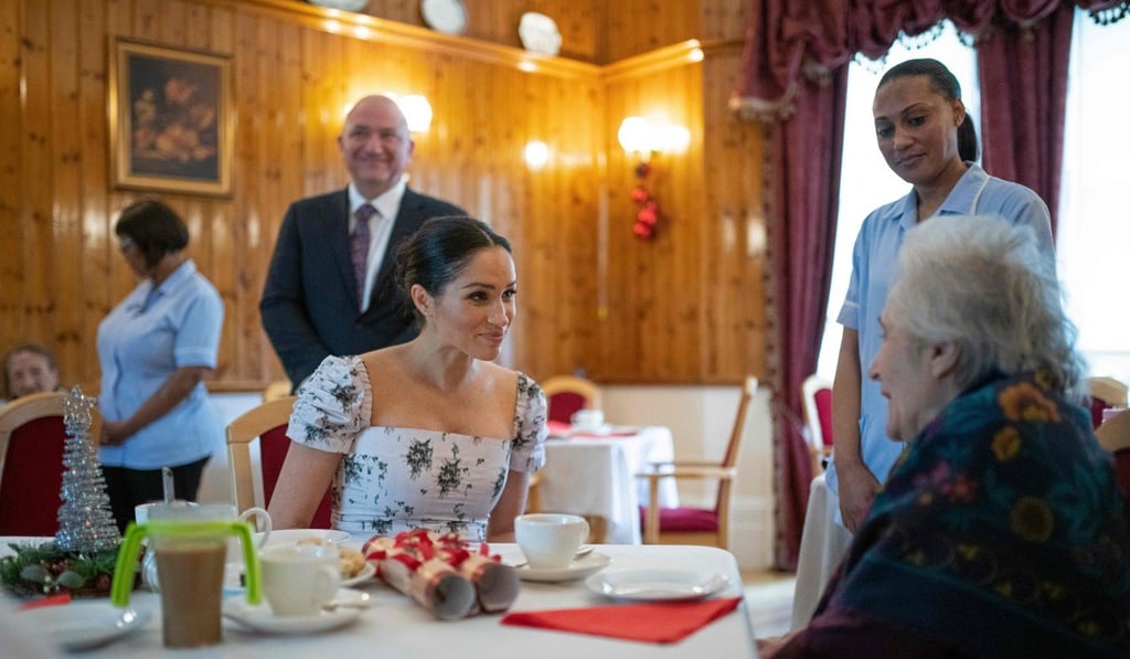 Meghan Markle, Duchess of Sussex chats with actress Josephine Gordon during a visit to a nursing home. Photo: AFP Meghan Markle, Duchess of Sussex chats with actress Josephine Gordon during a visit to a nursing home. Photo: AFP