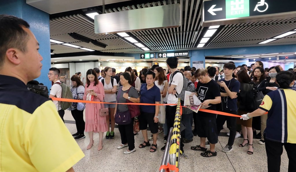 Crowds at Kowloon Tong MTR station on October 16. Photo: Felix Wong