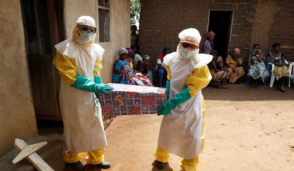 Health care worker carry a coffin with a baby suspected of dying of Ebola in Beni, North Kivu Province of Democratic Republic of Congo. Photo: Reuters