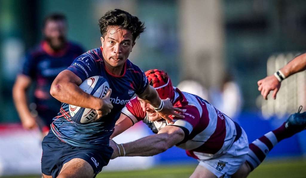 Scottish scrum half James Christie rounds Kowloon wing Thomas Bury. Photo: HKRU
