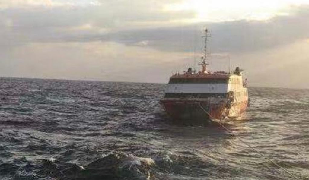 The fishing crew are now towing the ferry back to land. Photo: Weibo