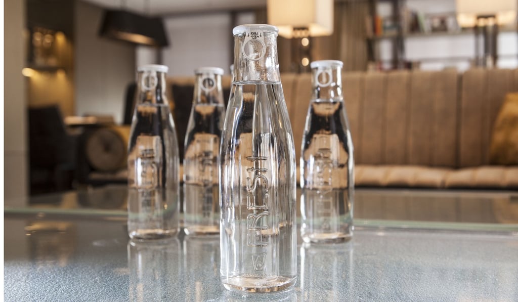 Landmark Mandarin Oriental has stopped using plastic water bottles as part of its sustainability efforts and instead provides in-room guests with branded glass bottles with drinking water purified by Nordaq Fresh’s filtration system.