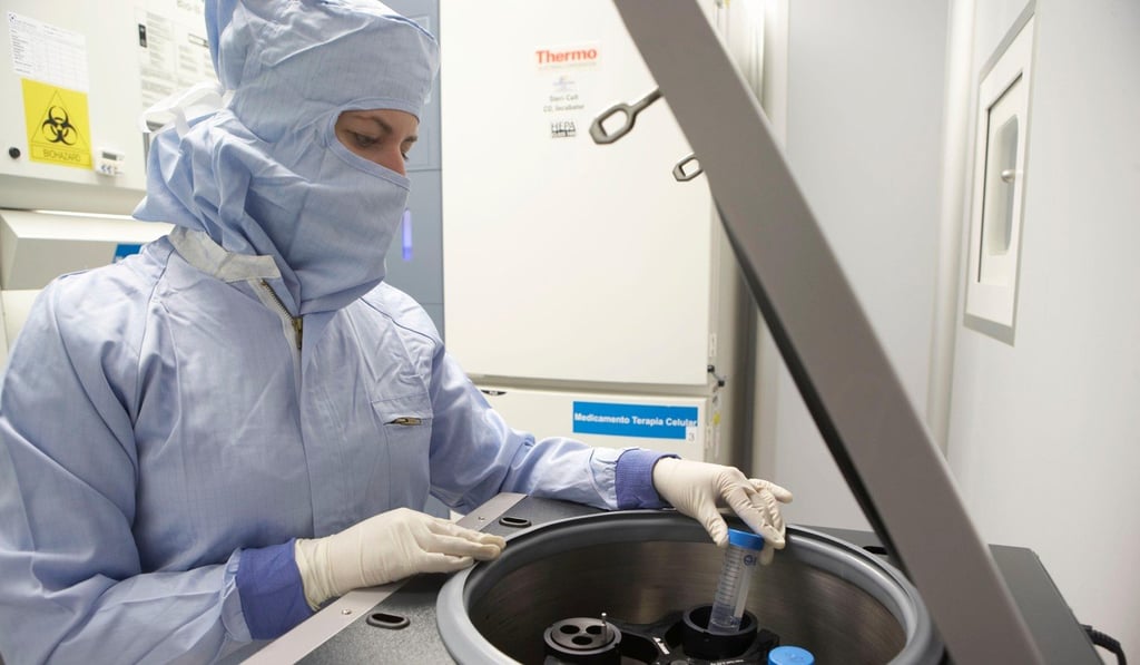Stem cells are placed in a centrifuge. The ACIC procedure takes a stem cell’s patients, mixes them with a special collagen gel and injects the resulting paste in the patient’s knee. Photo: Alamy Stem cells are placed in a centrifuge. The ACIC procedure takes a stem cell’s patients, mixes them with a special collagen gel and injects the resulting paste in the patient’s knee. Photo: Alamy