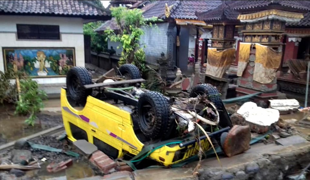 An overturned car in Anyer, a coastal town in Banten, Indonesia. Photo: EPA
