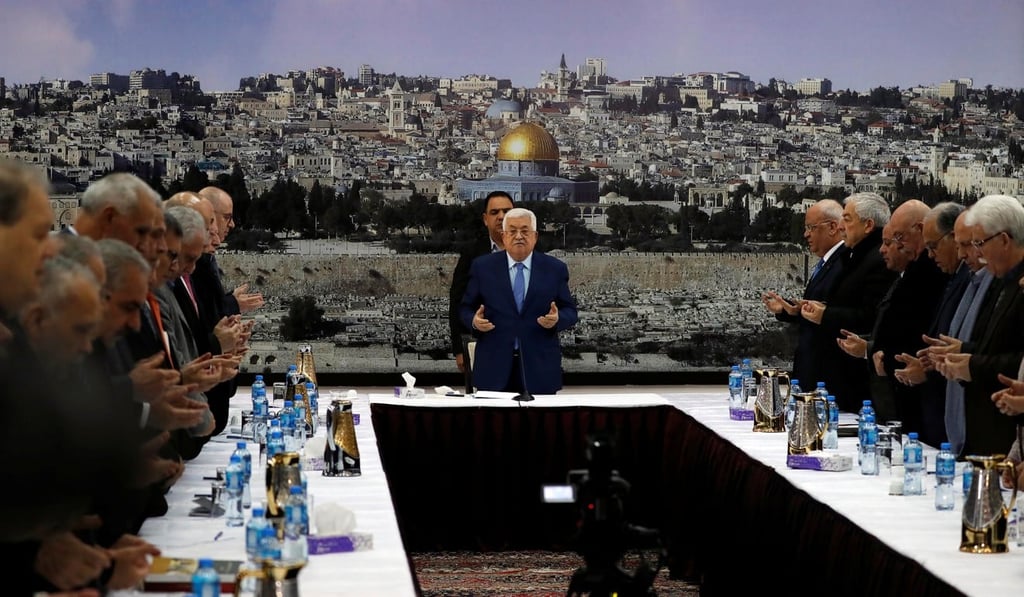 Palestinian President Mahmoud Abbas prays at the start of a meeting with the Palestinian leadership in Ramallah, in the Israeli-occupied West Bank December 22, 2018. Photo: Reuters