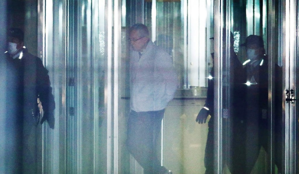 Greg Kelly (centre), walks out of the Tokyo Detention House late on Monday. Photo: AFP