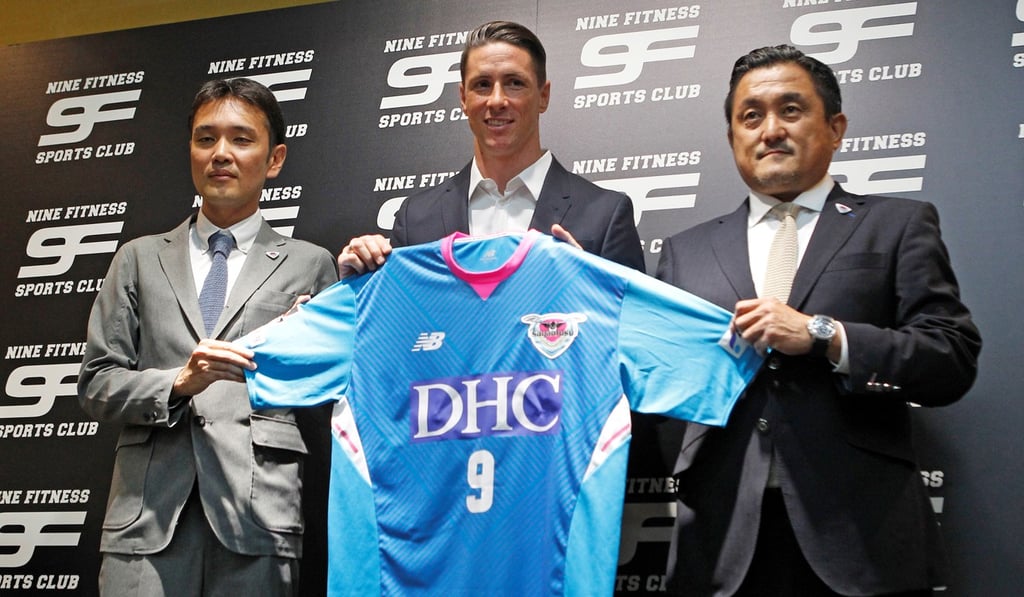 Fernando Torres poses with his new jersey from the Japanese club Sagan Tosu. Photo: EPA